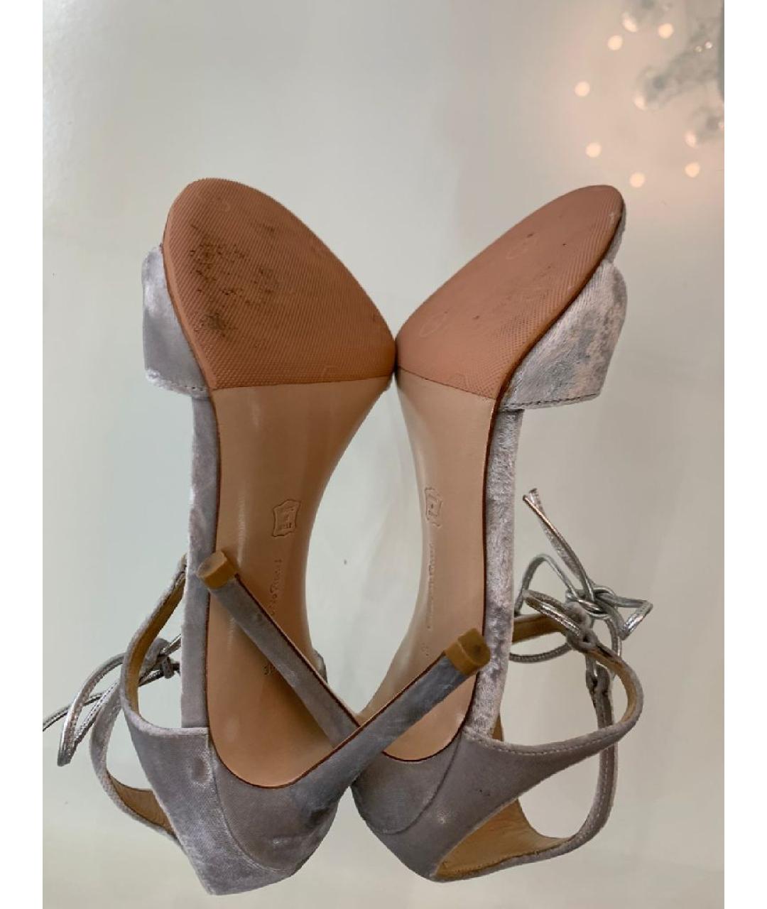 GIANVITO ROSSI Серебряные бархатные босоножки, фото 6