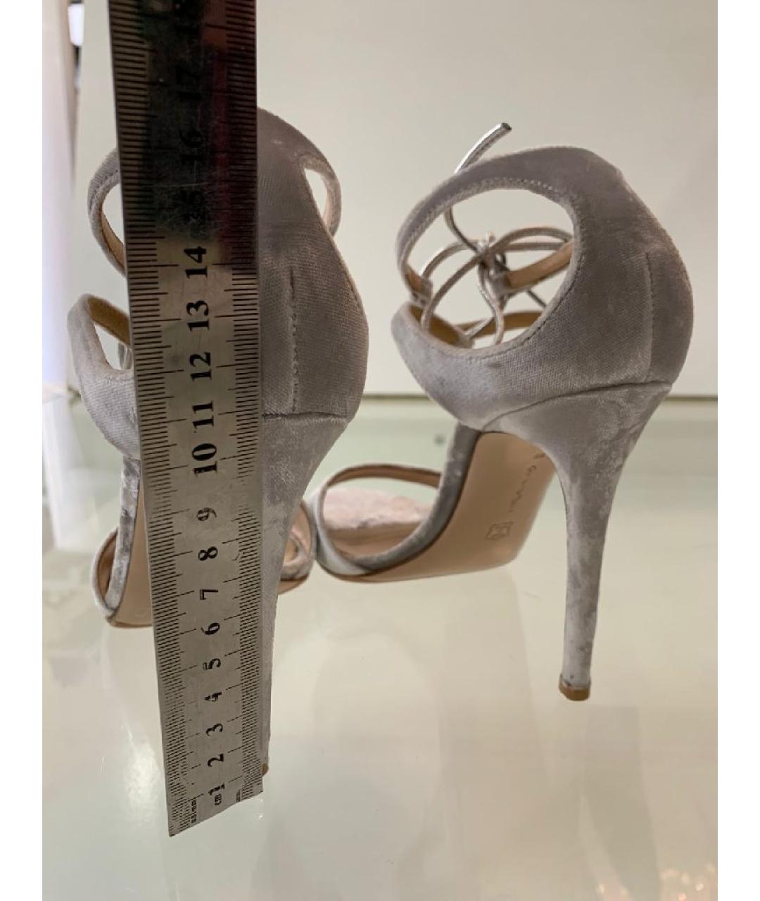 GIANVITO ROSSI Серебряные бархатные босоножки, фото 9