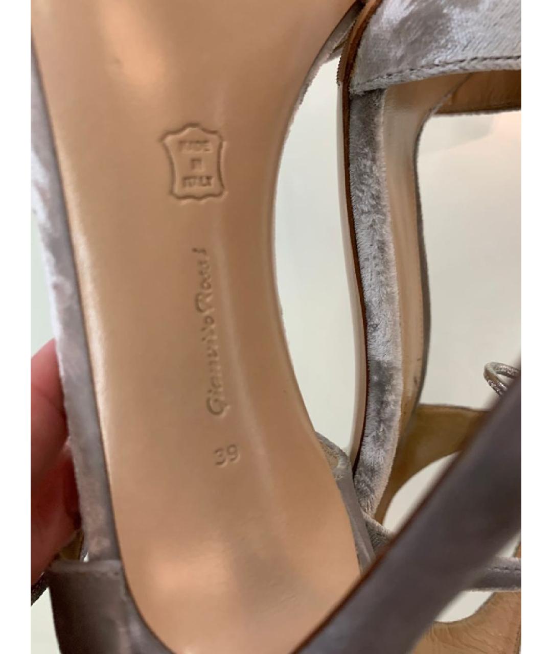 GIANVITO ROSSI Серебряные бархатные босоножки, фото 7