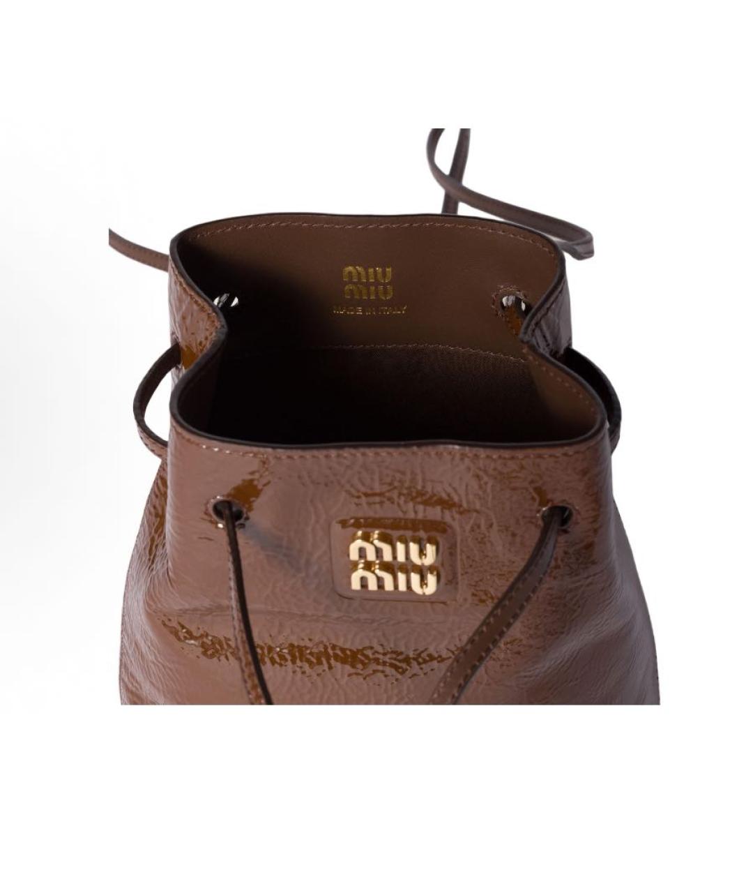 MIU MIU Коричневая сумка с короткими ручками из лакированной кожи, фото 4