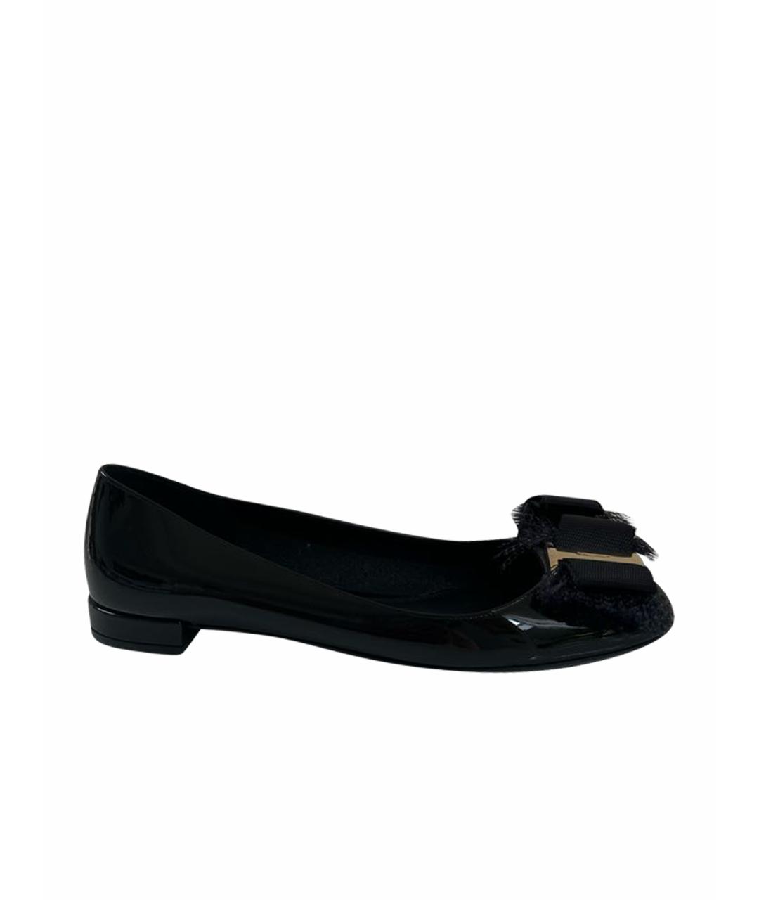 FERRAGAMO Черные балетки из лакированной кожи, фото 1