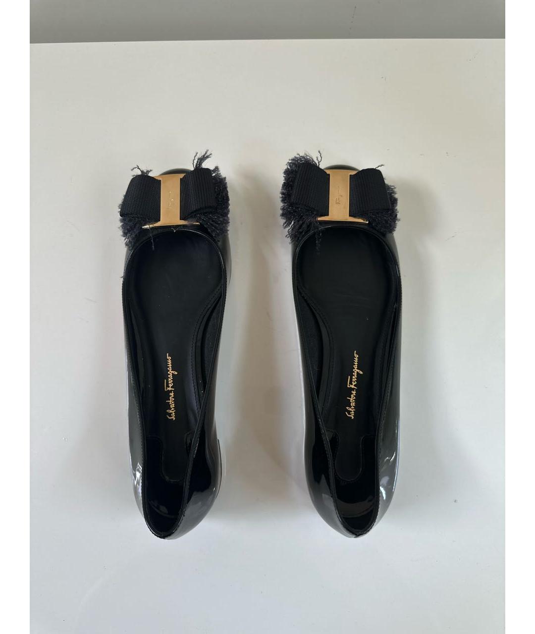 FERRAGAMO Черные балетки из лакированной кожи, фото 3