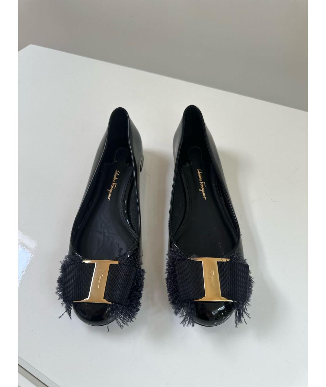 FERRAGAMO Черные балетки из лакированной кожи, фото 2