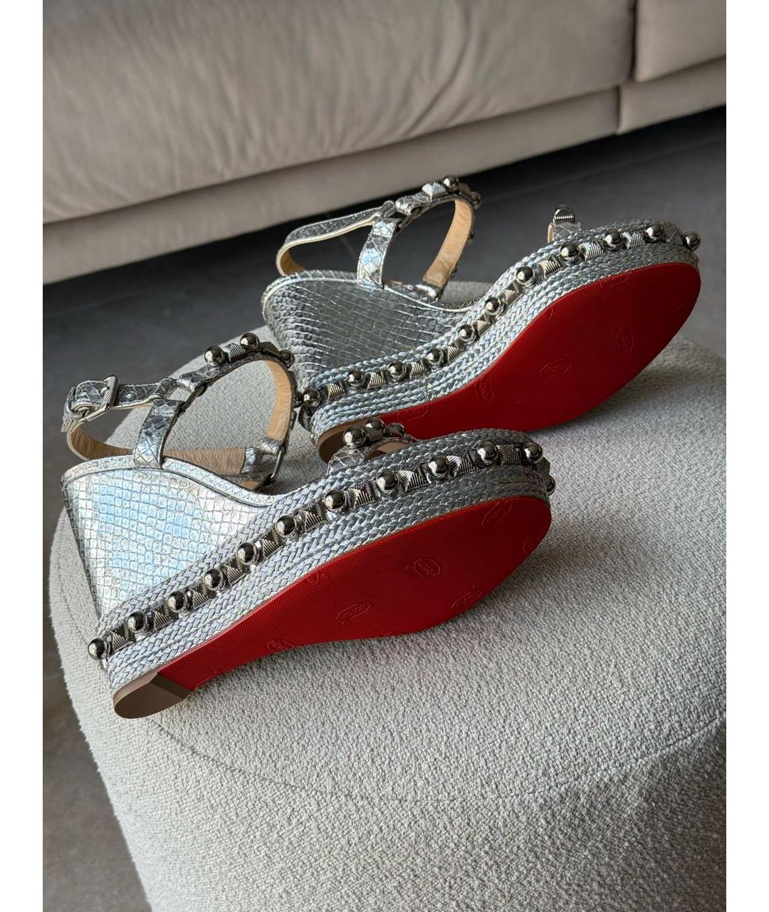 CHRISTIAN LOUBOUTIN Серебряные босоножки из экзотической кожи, фото 7