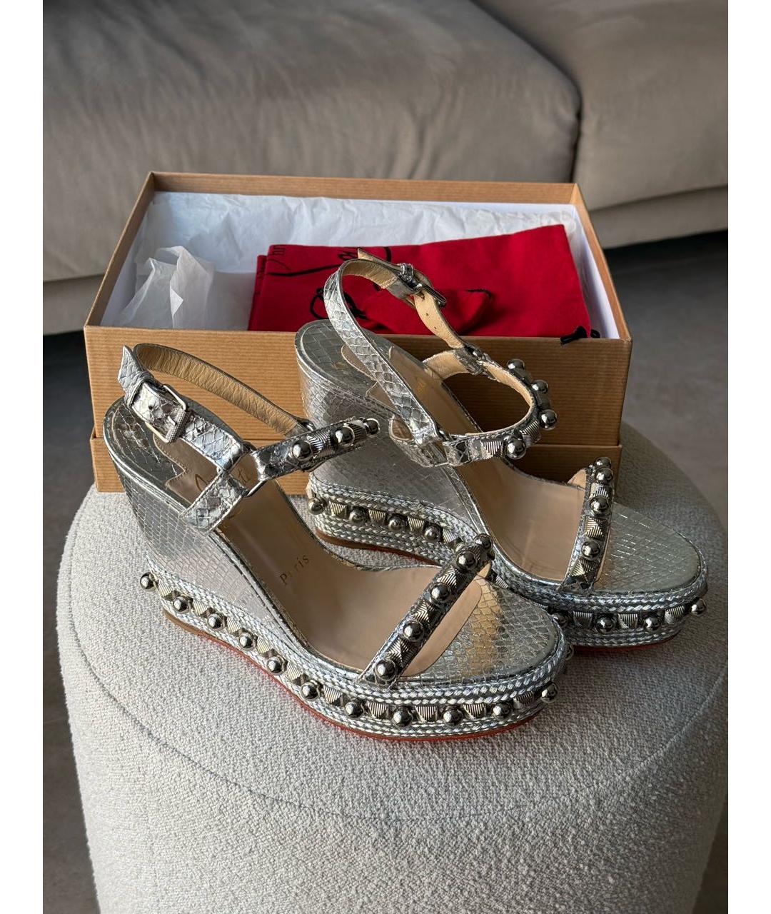 CHRISTIAN LOUBOUTIN Серебряные босоножки из экзотической кожи, фото 5