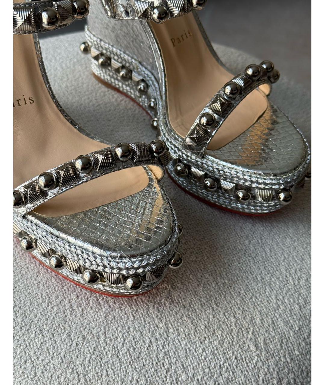 CHRISTIAN LOUBOUTIN Серебряные босоножки из экзотической кожи, фото 6