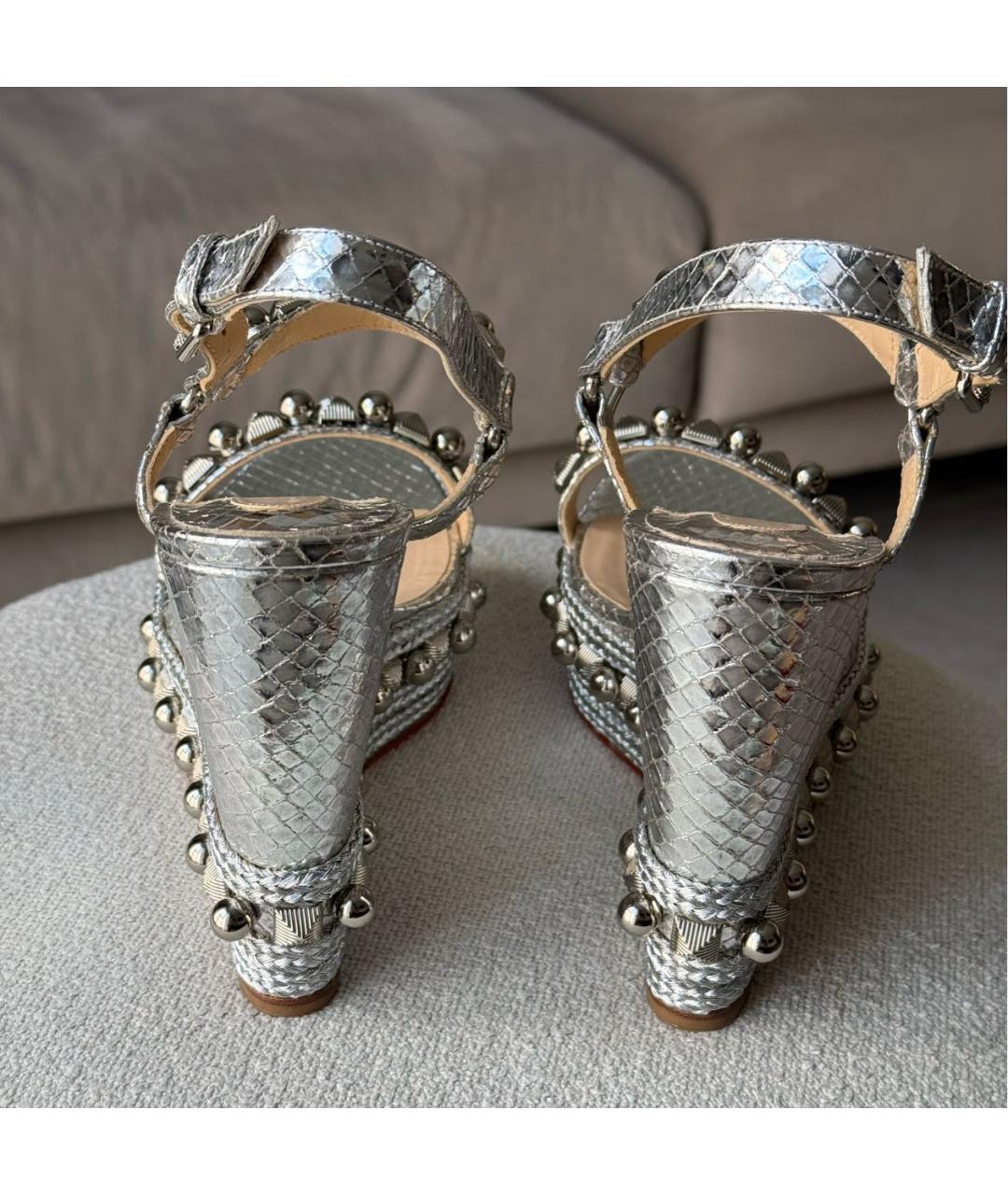 CHRISTIAN LOUBOUTIN Серебряные босоножки из экзотической кожи, фото 4
