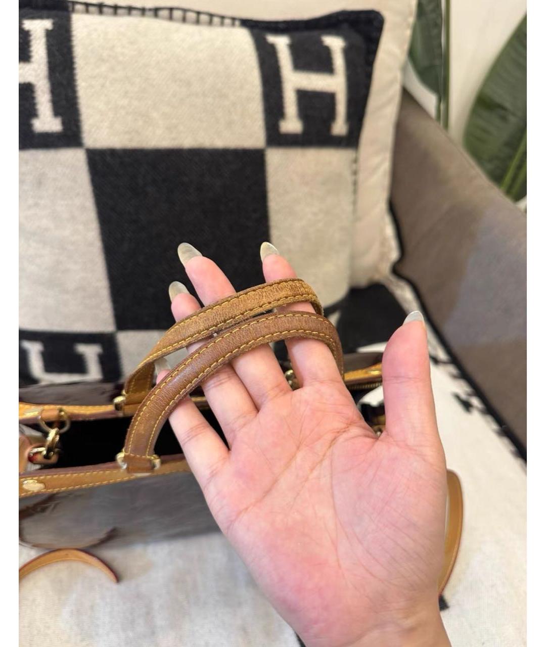LOUIS VUITTON Коричневая сумка с короткими ручками из лакированной кожи, фото 3