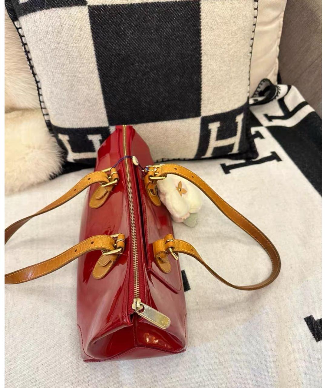 LOUIS VUITTON Красная сумка с короткими ручками из лакированной кожи, фото 5
