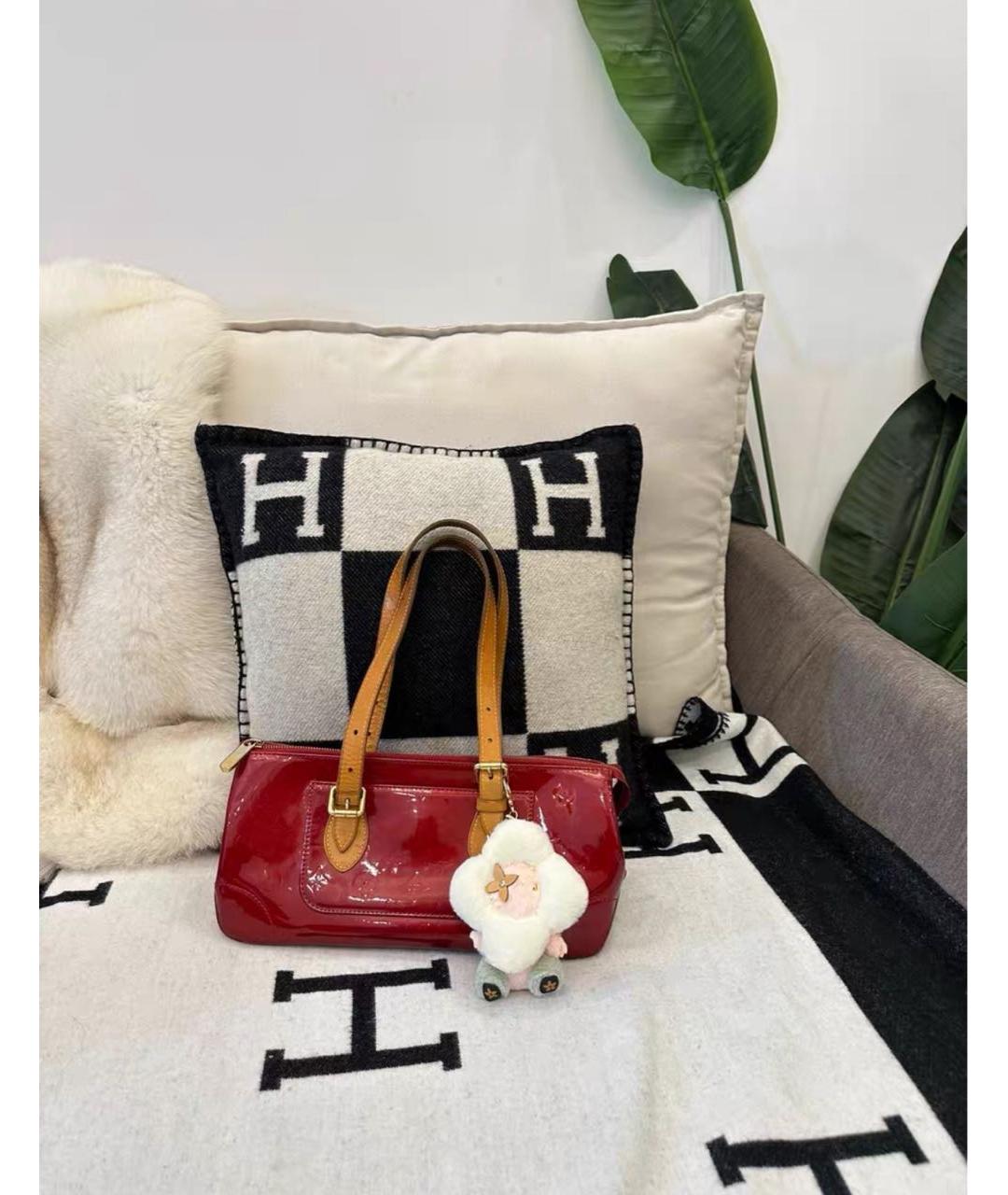 LOUIS VUITTON Красная сумка с короткими ручками из лакированной кожи, фото 2