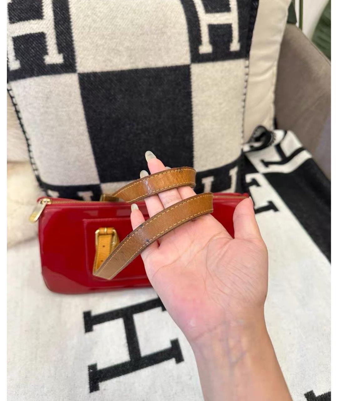 LOUIS VUITTON Красная сумка с короткими ручками из лакированной кожи, фото 3