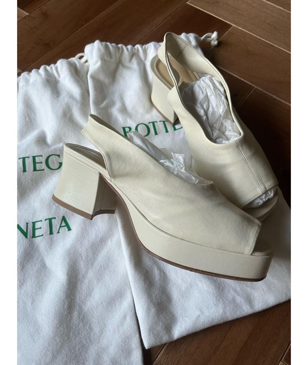 BOTTEGA VENETA Бежевые кожаные босоножки, фото 5