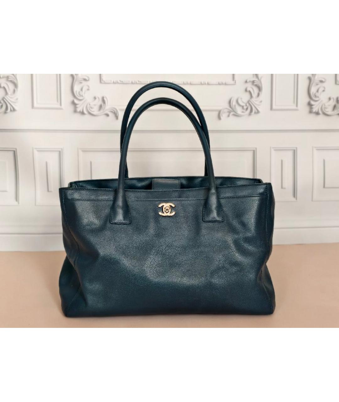 CHANEL Темно-синяя кожаная сумка с короткими ручками, фото 9