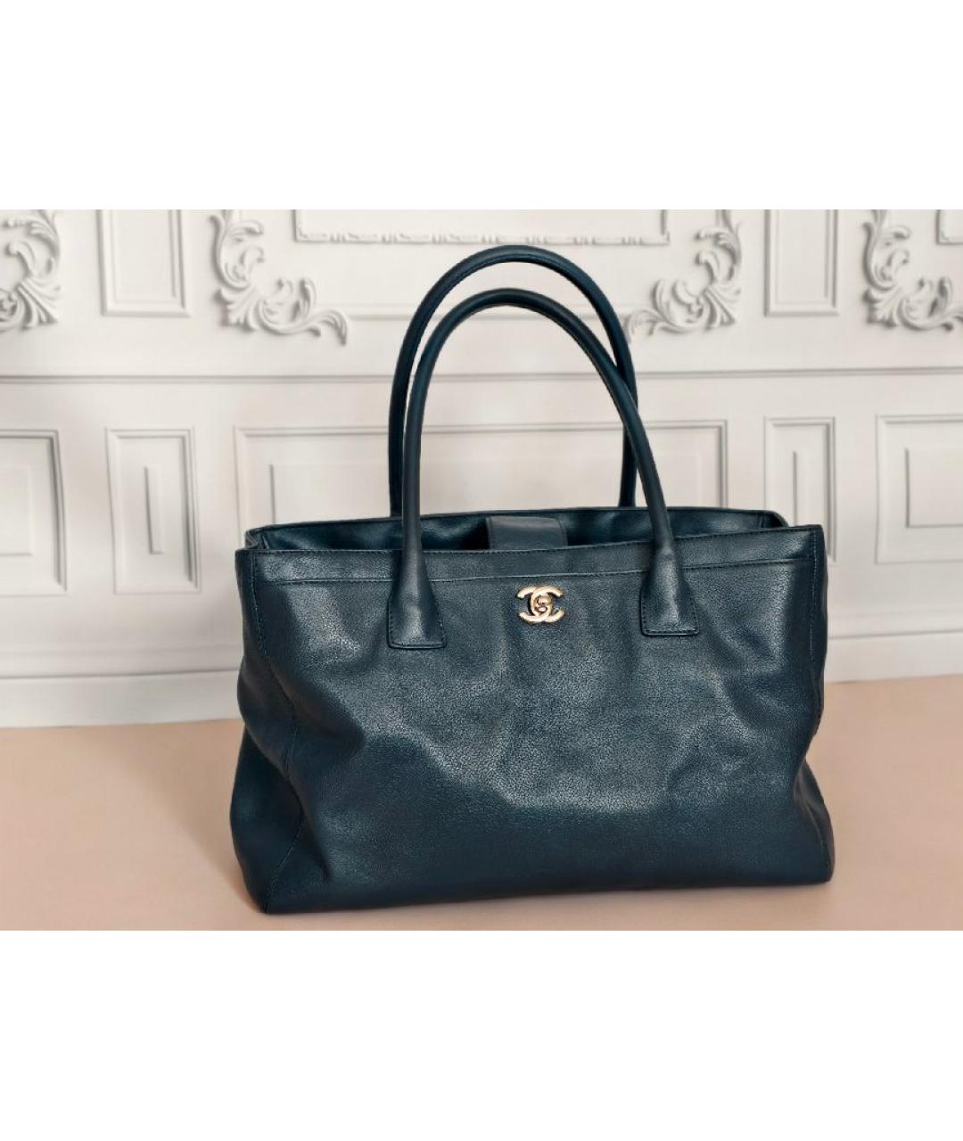 CHANEL Темно-синяя кожаная сумка с короткими ручками, фото 2