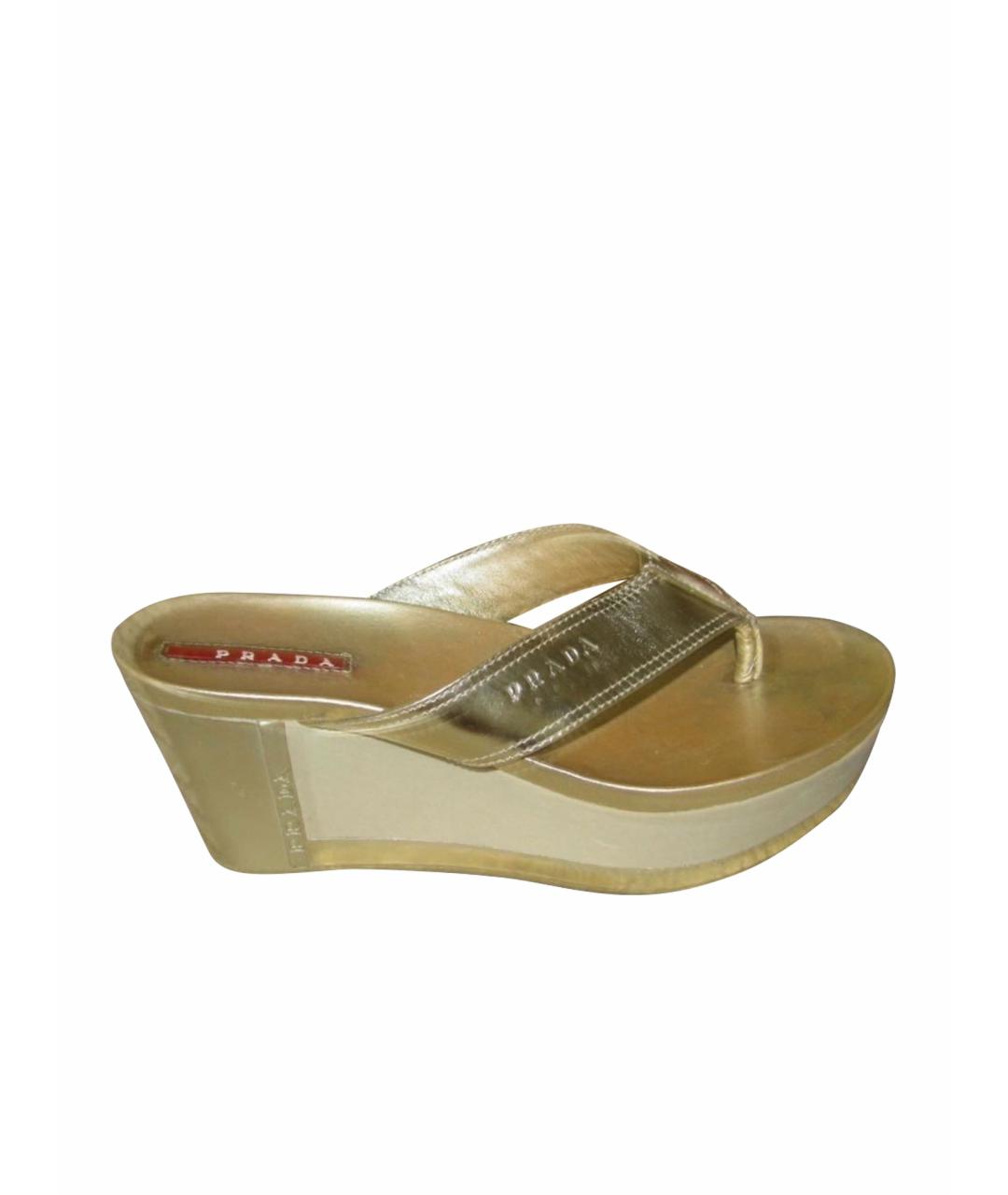 PRADA Золотые шлепанцы из лакированной кожи, фото 1