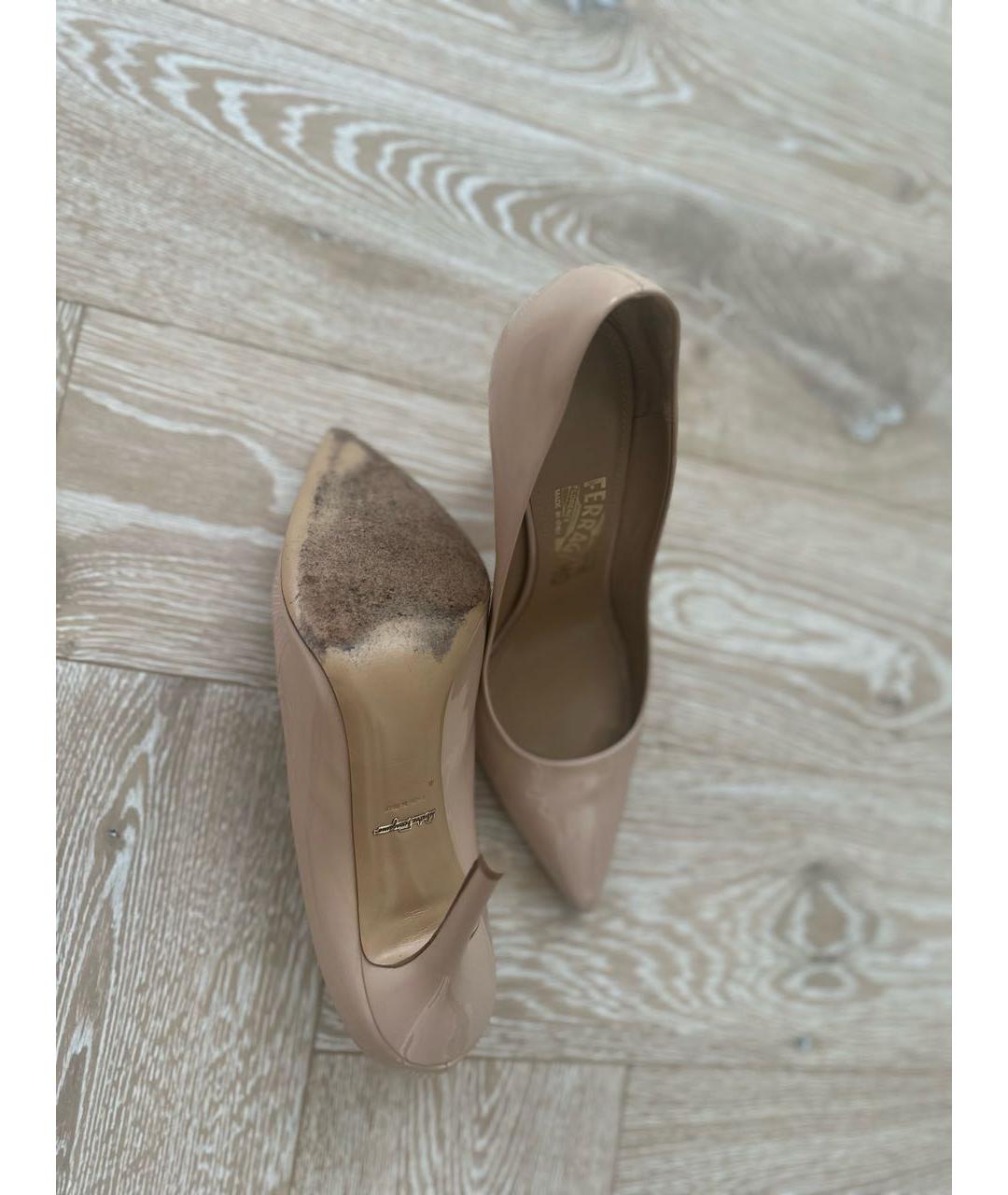 FERRAGAMO Бежевые туфли из лакированной кожи, фото 6