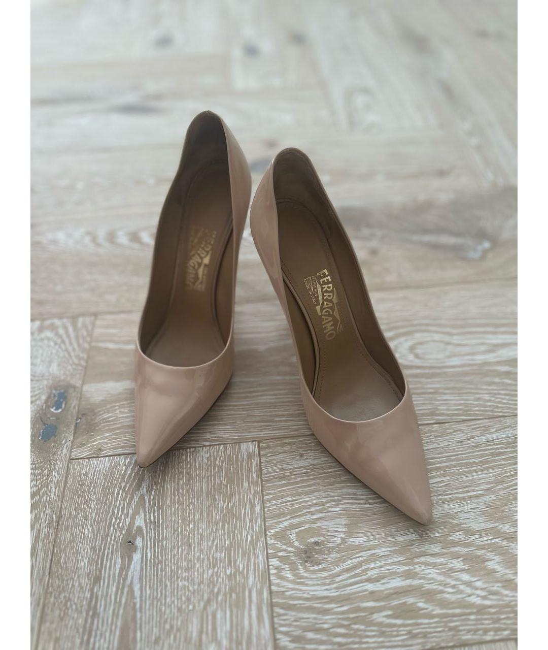 FERRAGAMO Бежевые туфли из лакированной кожи, фото 2