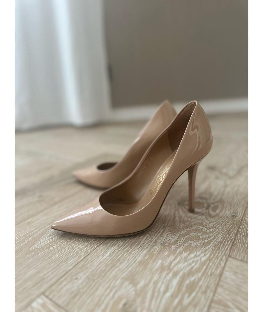 FERRAGAMO Бежевые туфли из лакированной кожи, фото 7