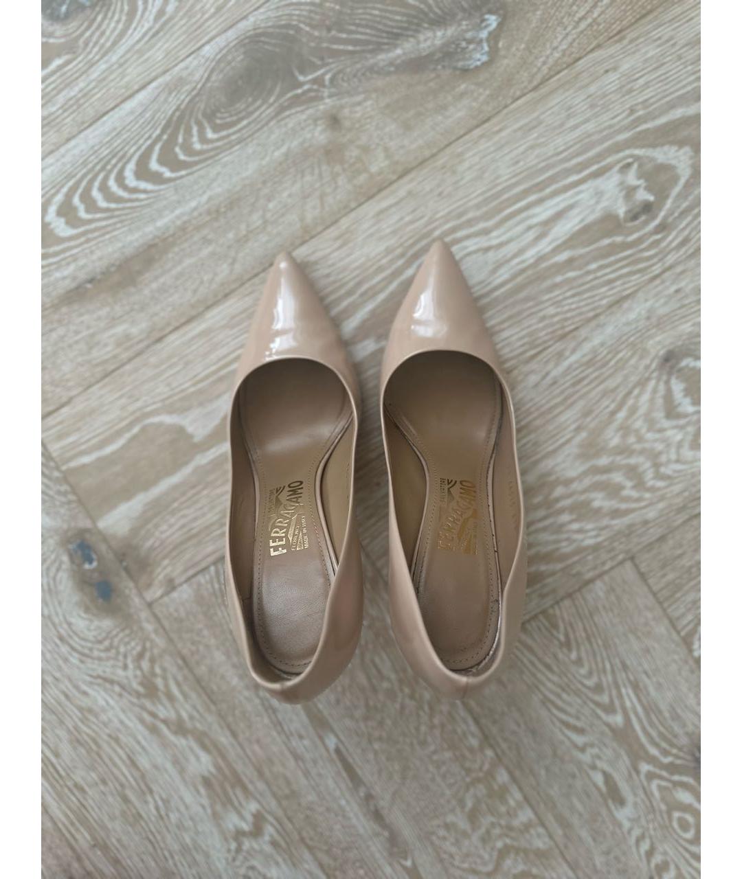FERRAGAMO Бежевые туфли из лакированной кожи, фото 4