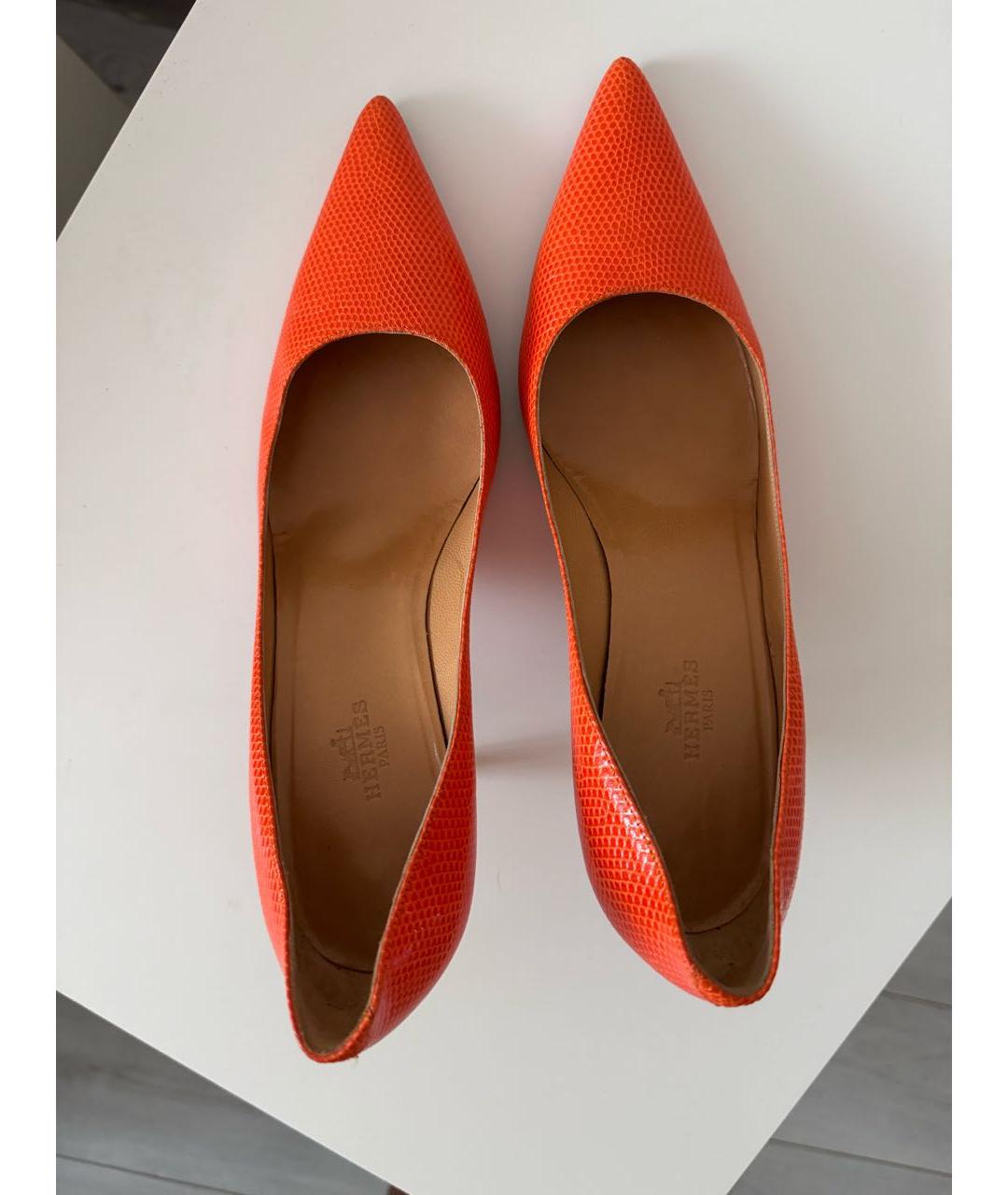 HERMES Оранжевое лодочки на низком каблуке из экзотической кожи, фото 3