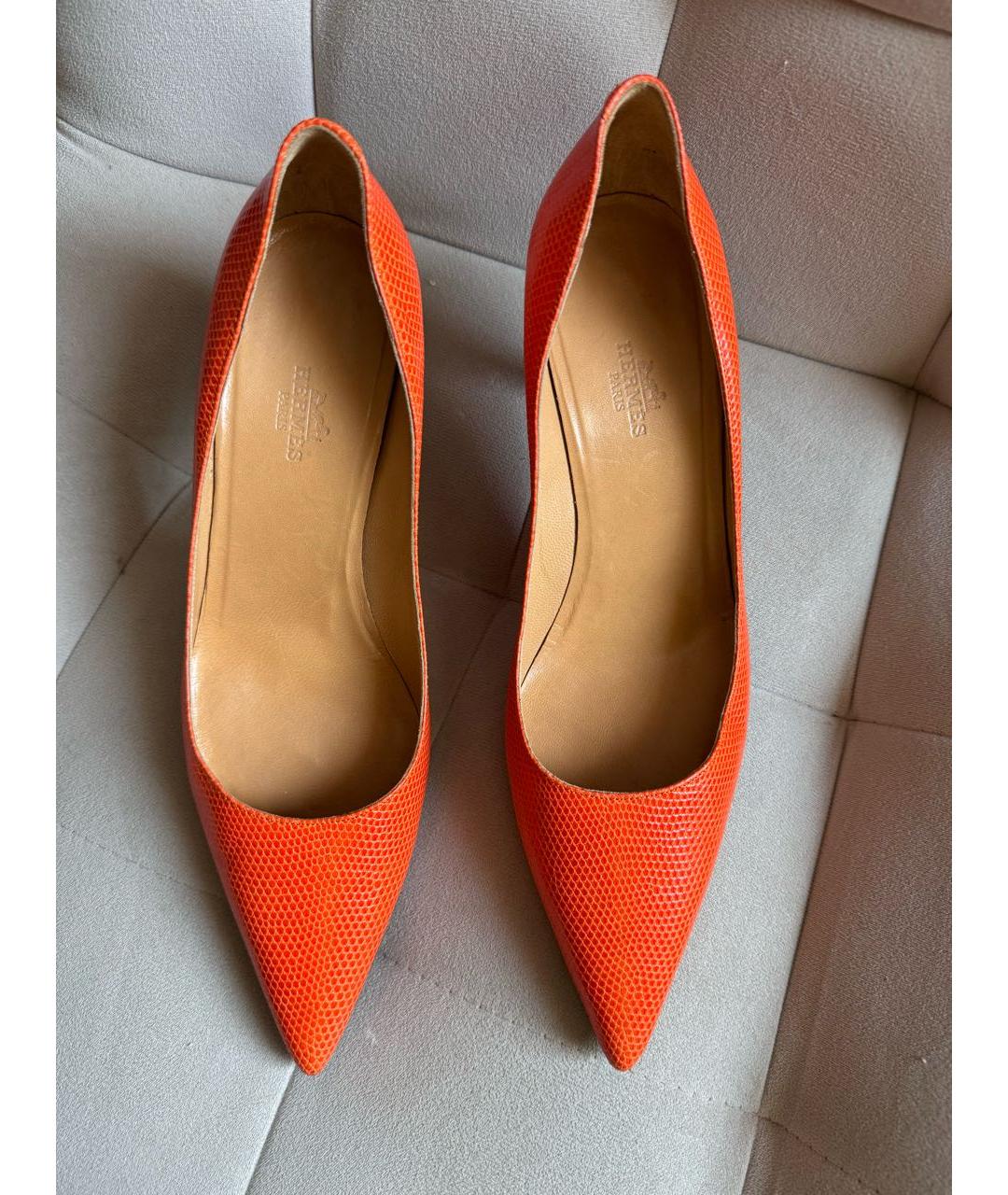 HERMES Оранжевое лодочки на низком каблуке из экзотической кожи, фото 2