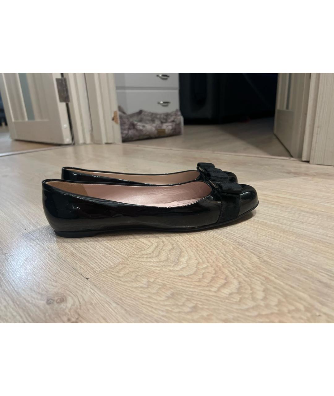 FERRAGAMO Черные балетки из лакированной кожи, фото 6