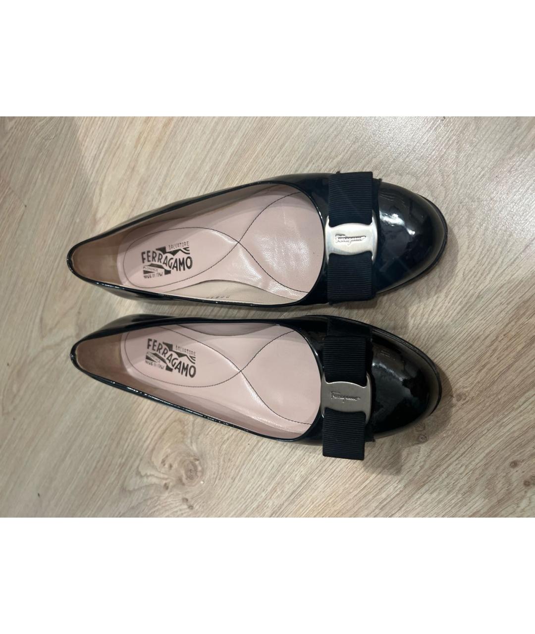 FERRAGAMO Черные балетки из лакированной кожи, фото 2