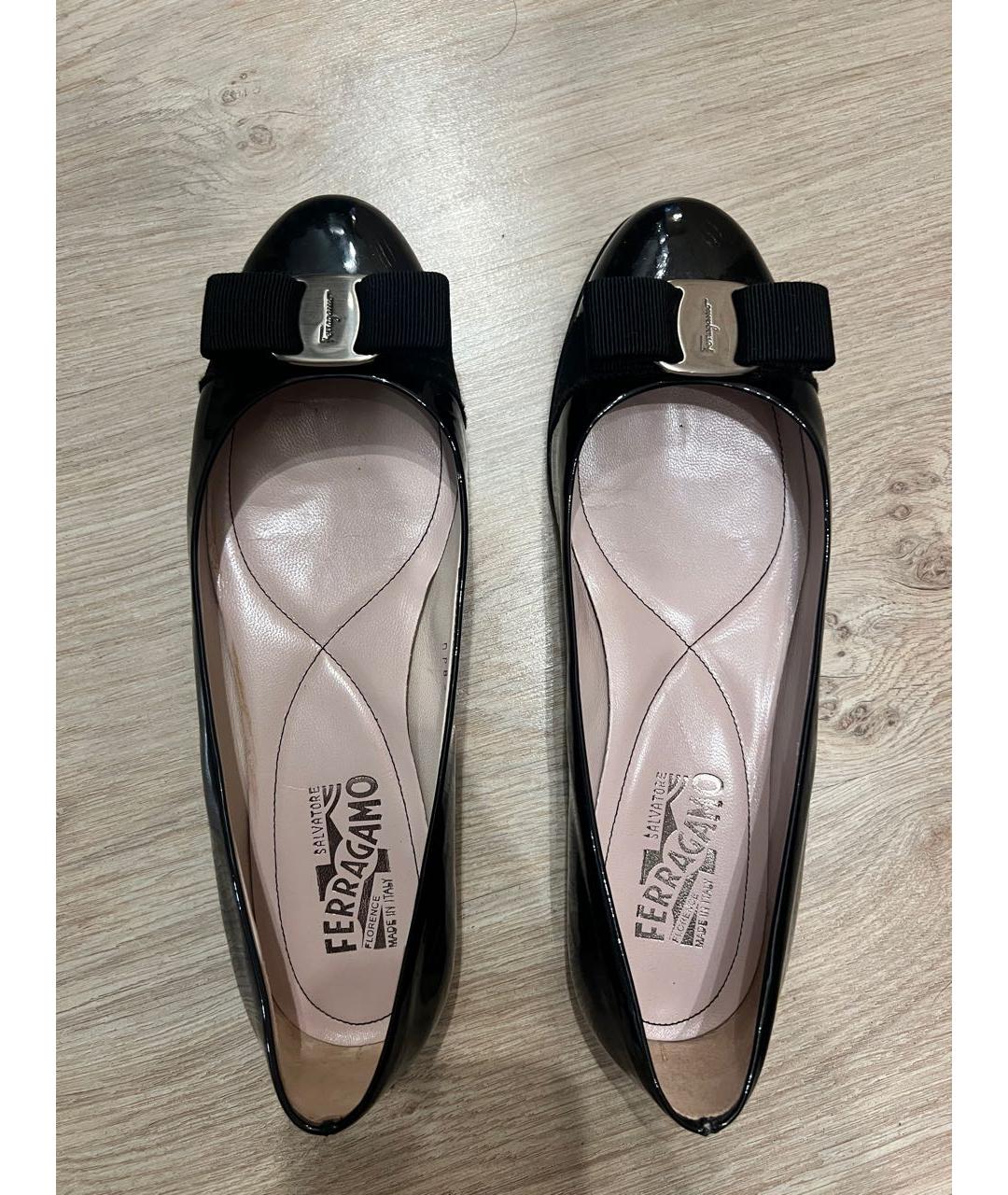 FERRAGAMO Черные балетки из лакированной кожи, фото 3