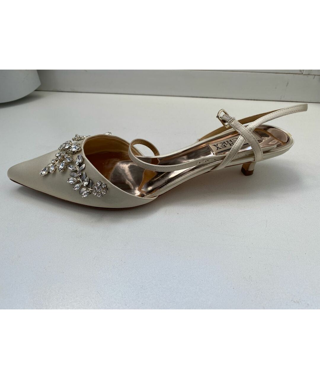 BADGLEY MISCHKA Бежевые текстильные свадебные туфли на низком каблуке, фото 9