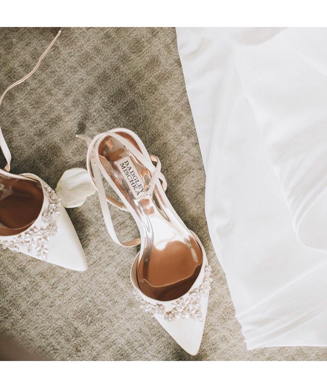 BADGLEY MISCHKA Бежевые текстильные свадебные туфли на низком каблуке, фото 6