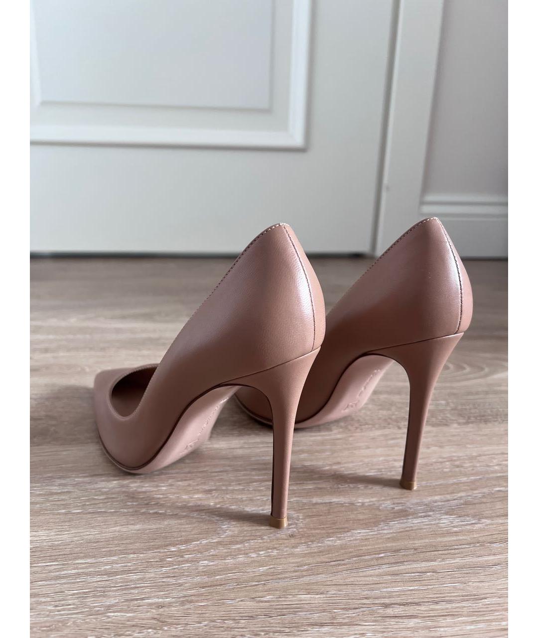 GIANVITO ROSSI Бежевые кожаные лодочки на низком каблуке, фото 5