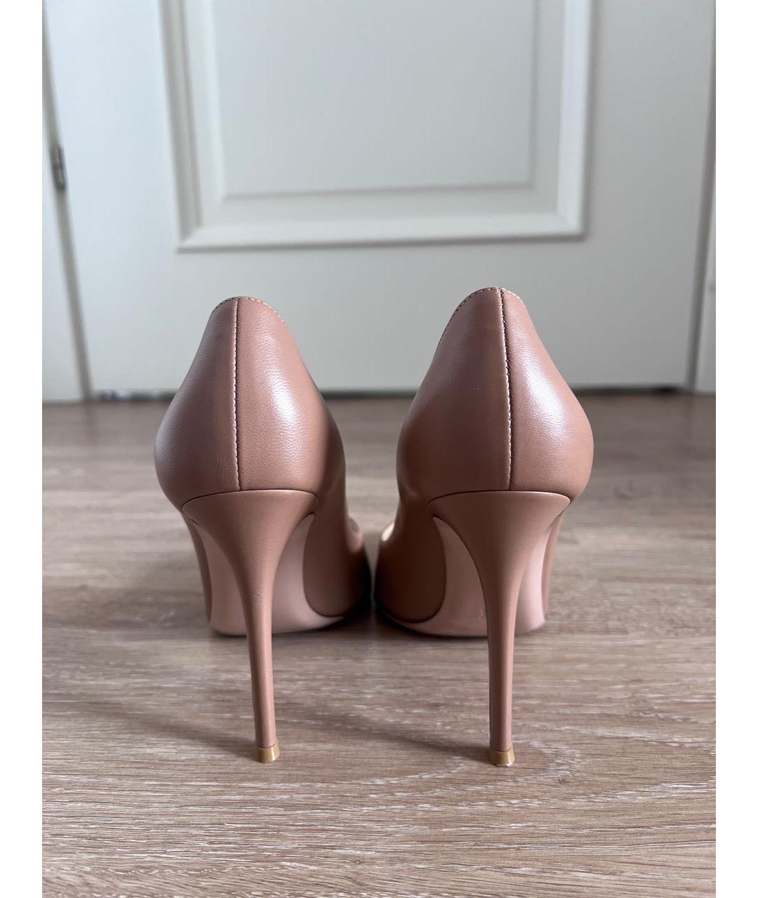GIANVITO ROSSI Бежевые кожаные лодочки на низком каблуке, фото 4
