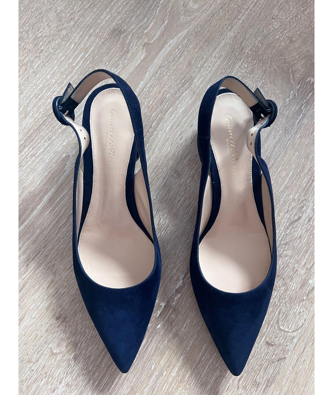GIANVITO ROSSI Темно-синие замшевые лодочки на низком каблуке, фото 2