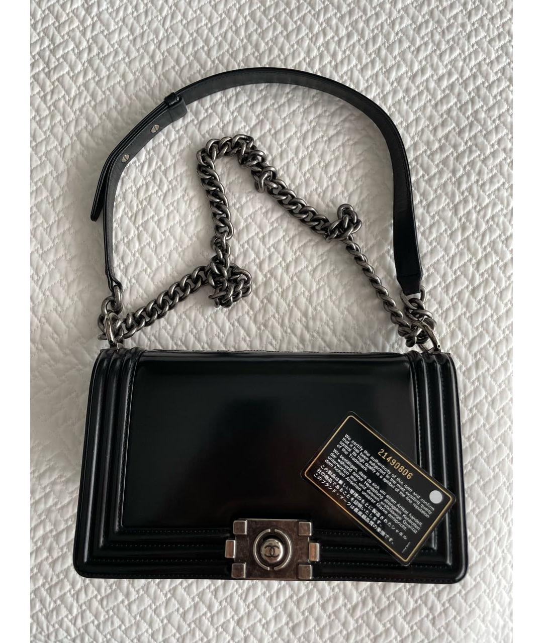 CHANEL Черная сумка через плечо из лакированной кожи, фото 5
