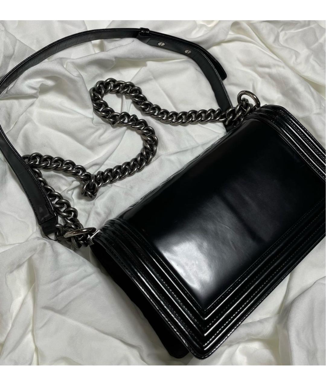 CHANEL Черная сумка через плечо из лакированной кожи, фото 3