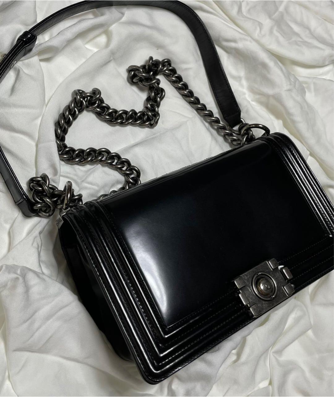 CHANEL Черная сумка через плечо из лакированной кожи, фото 2