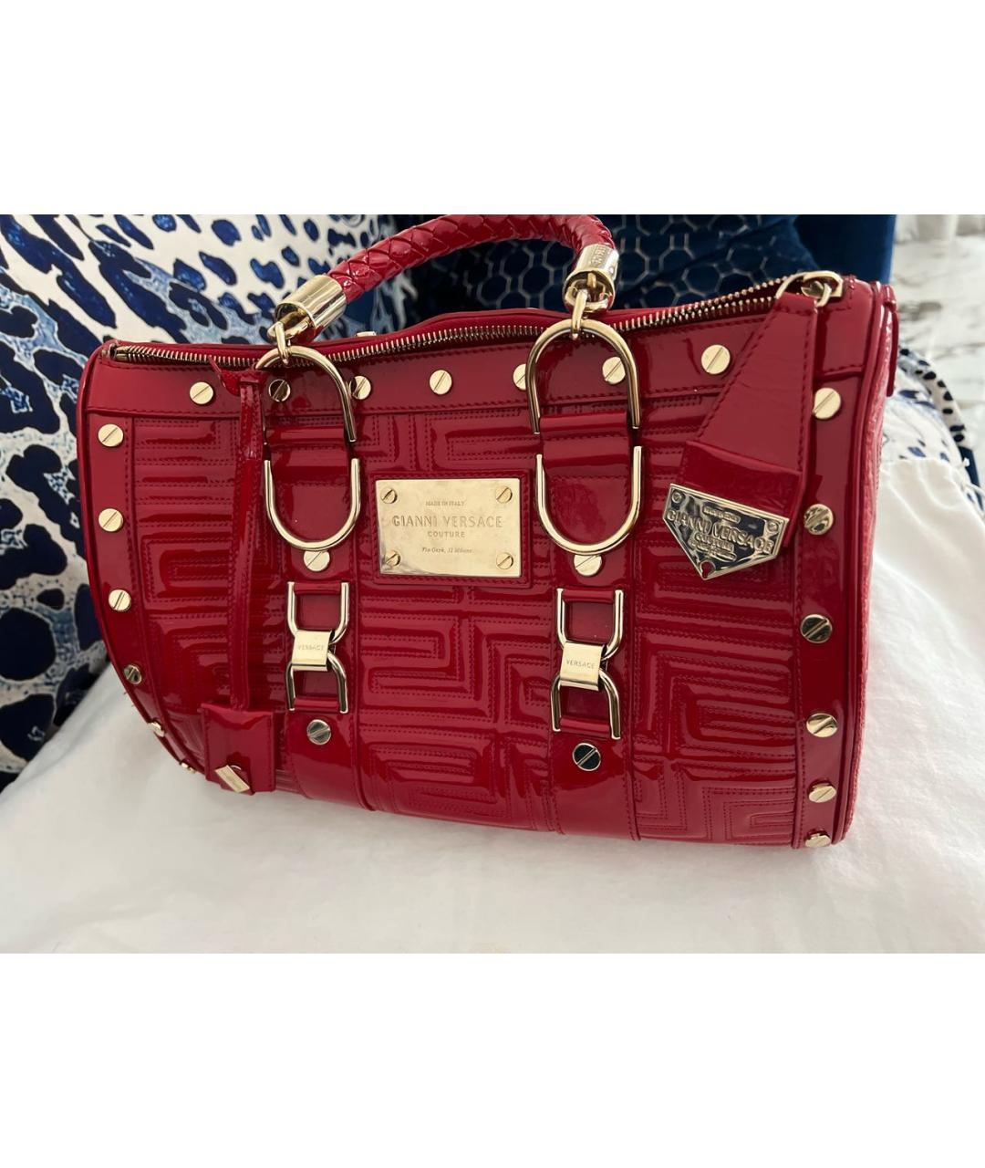 VERSACE Красная сумка с короткими ручками из лакированной кожи, фото 2