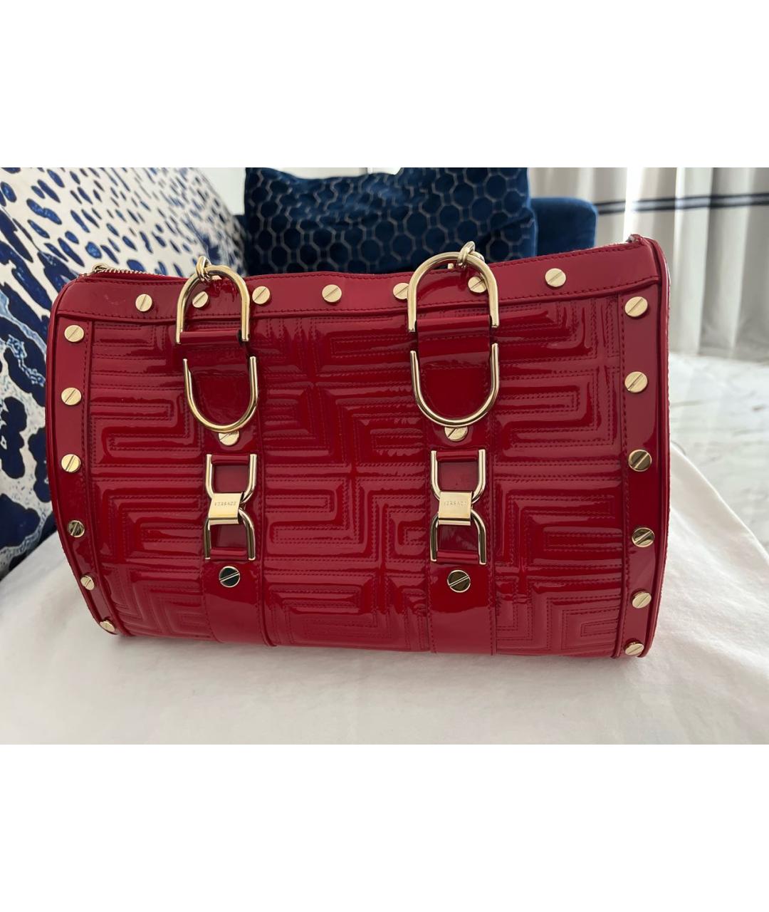 VERSACE Красная сумка с короткими ручками из лакированной кожи, фото 3