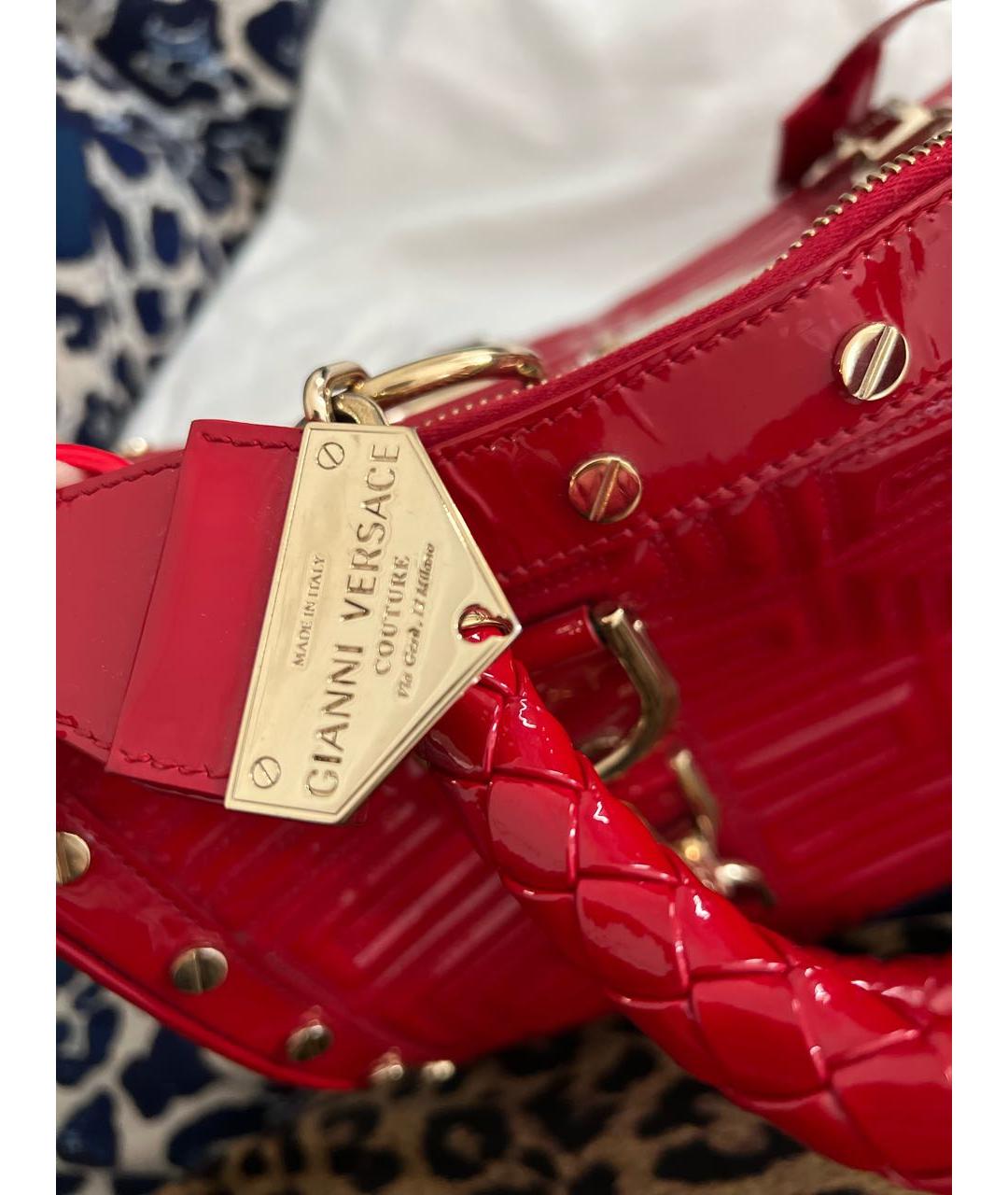 VERSACE Красная сумка с короткими ручками из лакированной кожи, фото 8