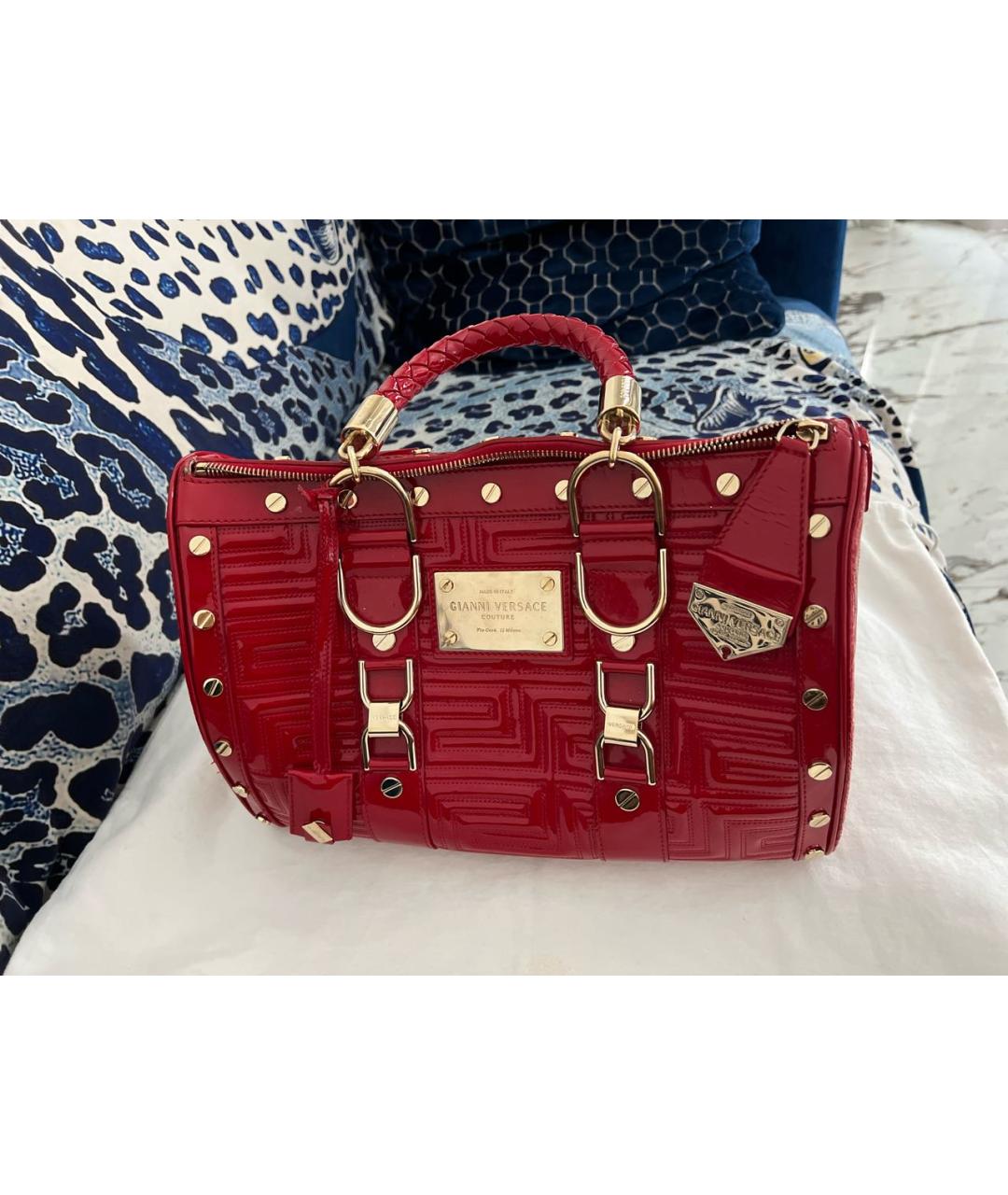 VERSACE Красная сумка с короткими ручками из лакированной кожи, фото 9