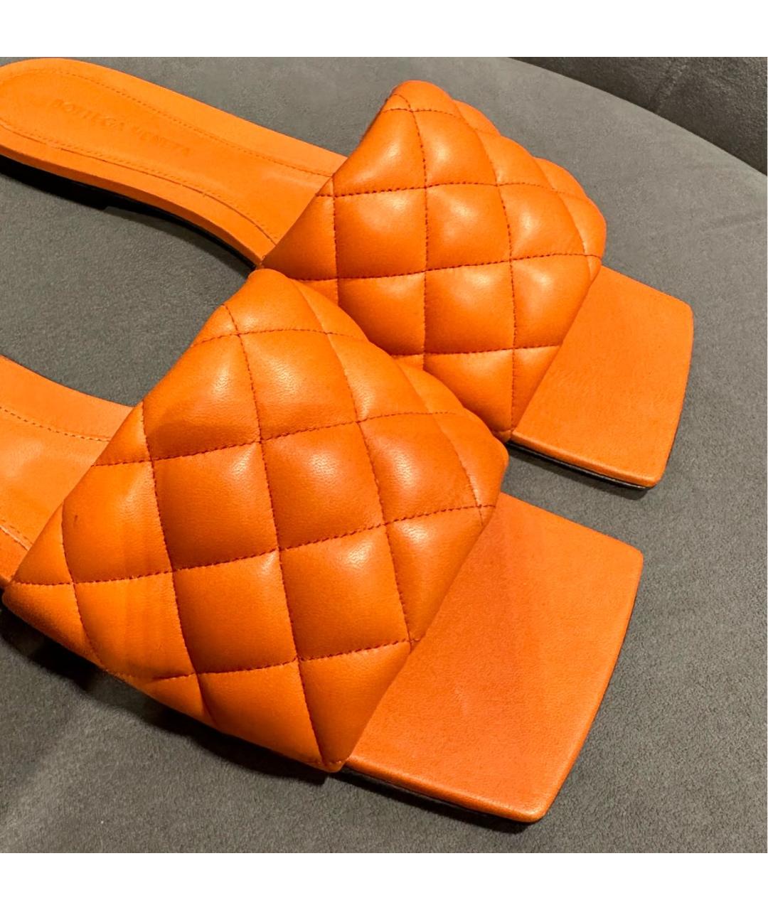 BOTTEGA VENETA Оранжевое кожаные шлепанцы, фото 4