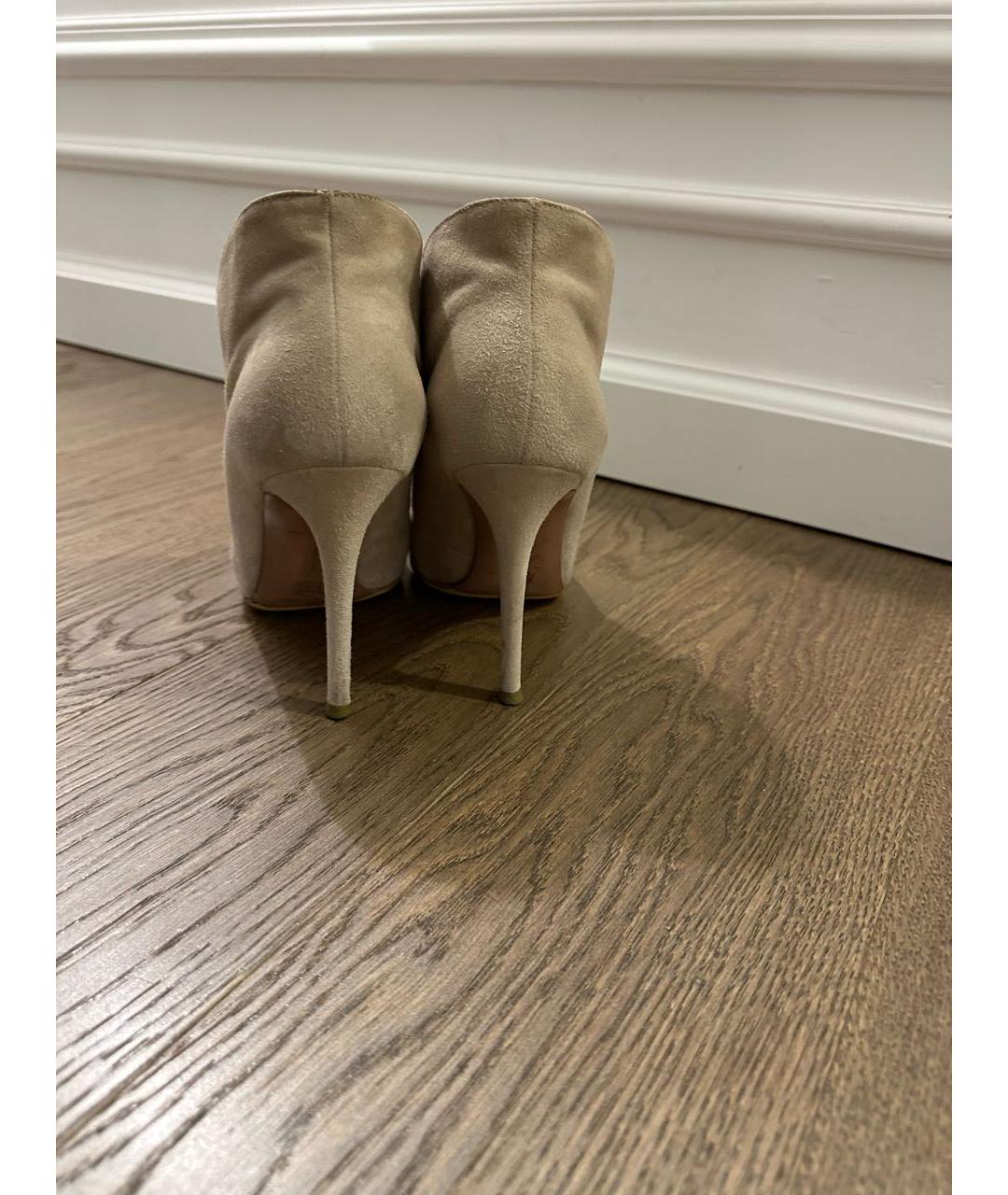 GIANVITO ROSSI Бежевые замшевые ботильоны, фото 4