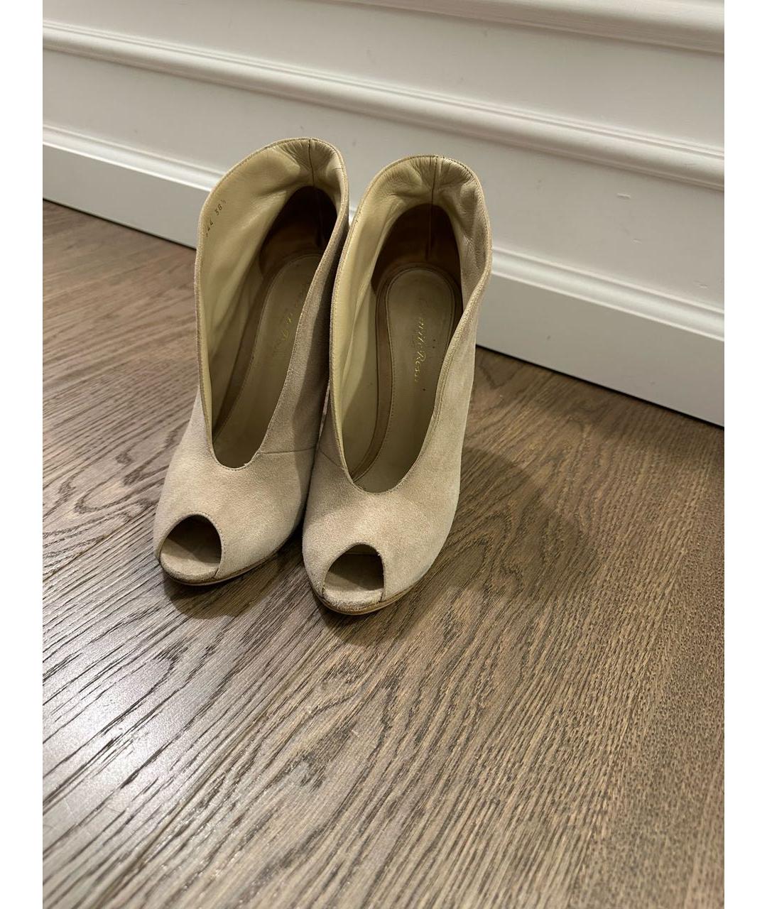 GIANVITO ROSSI Бежевые замшевые ботильоны, фото 2