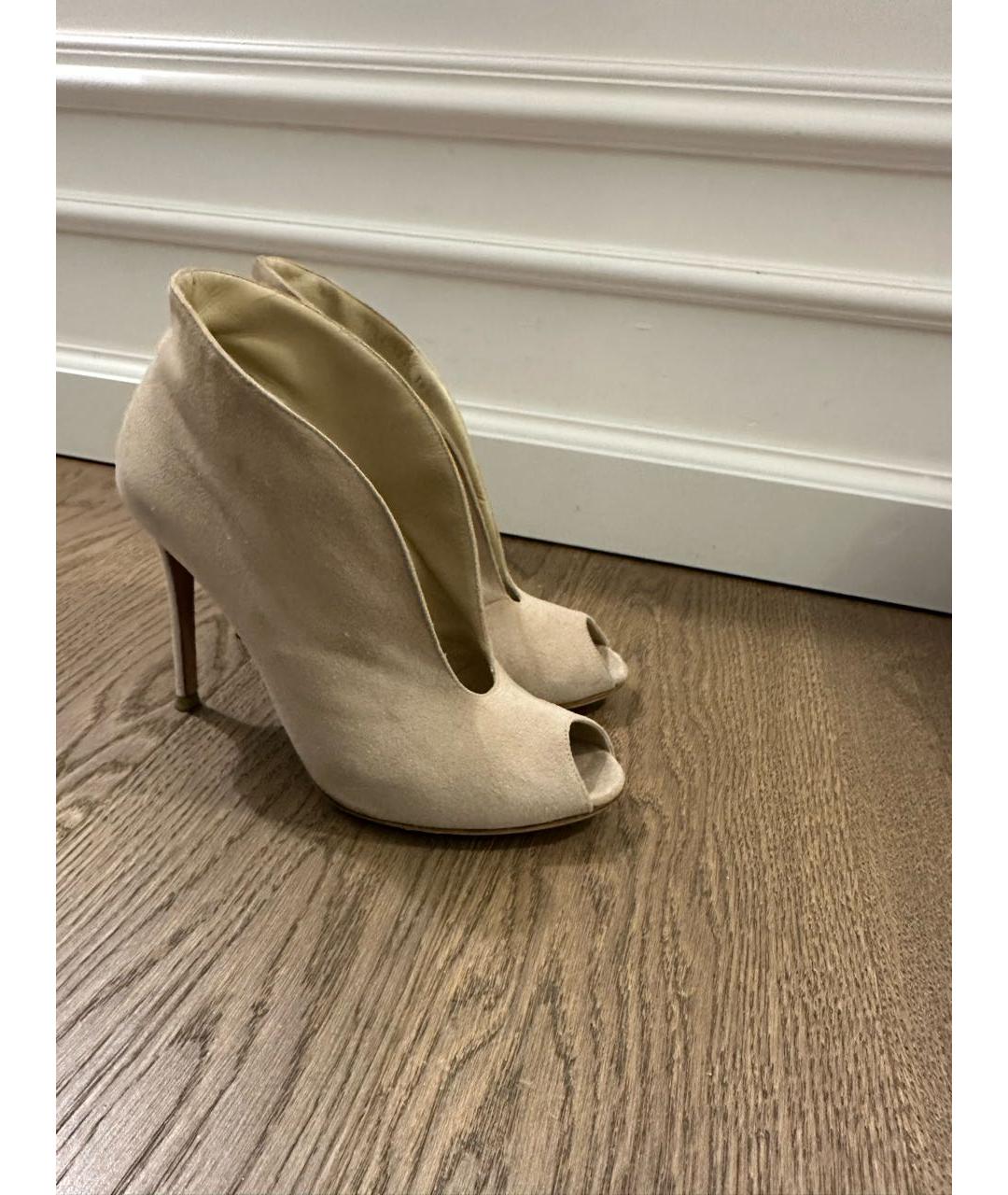 GIANVITO ROSSI Бежевые замшевые ботильоны, фото 7