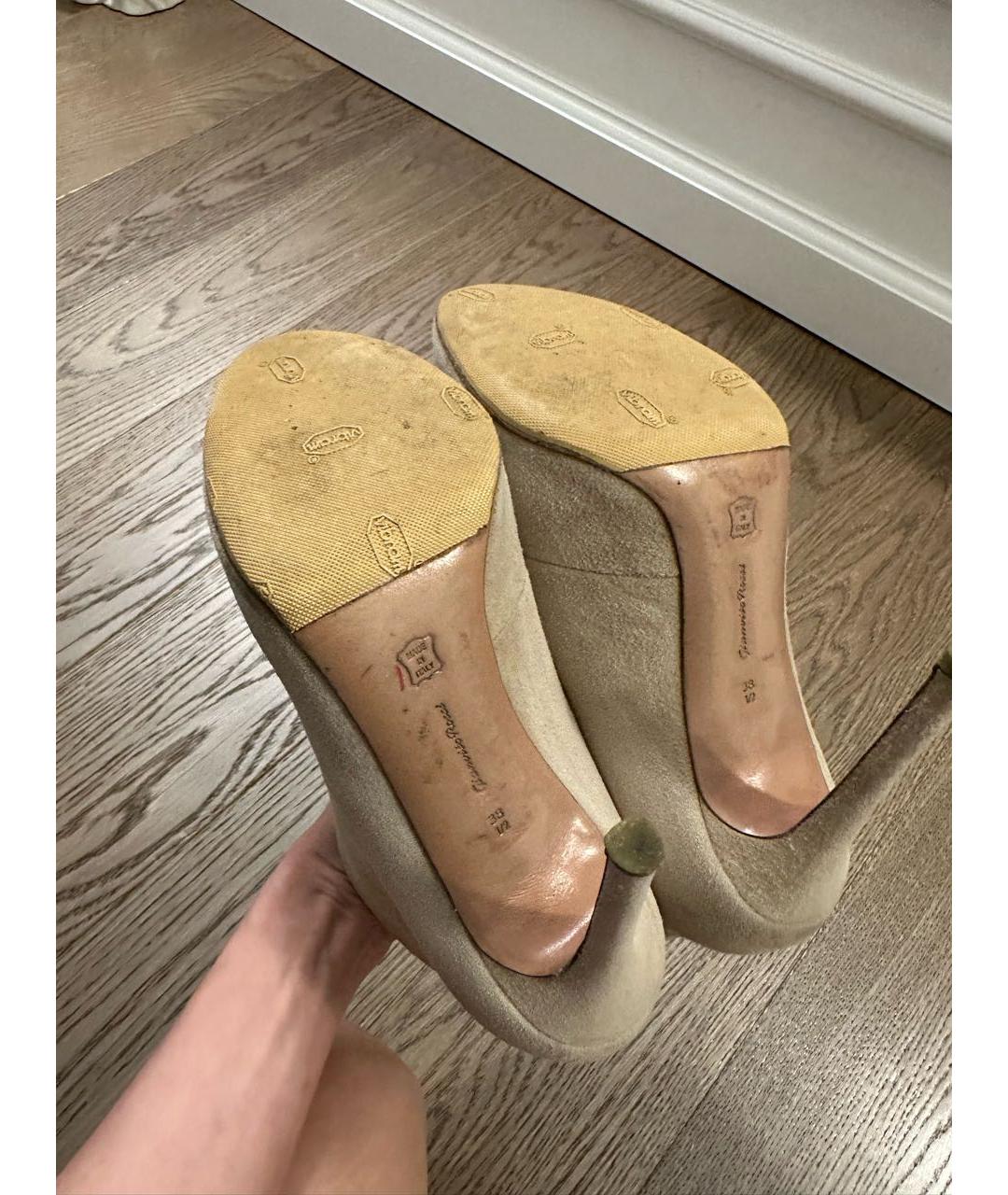 GIANVITO ROSSI Бежевые замшевые ботильоны, фото 6