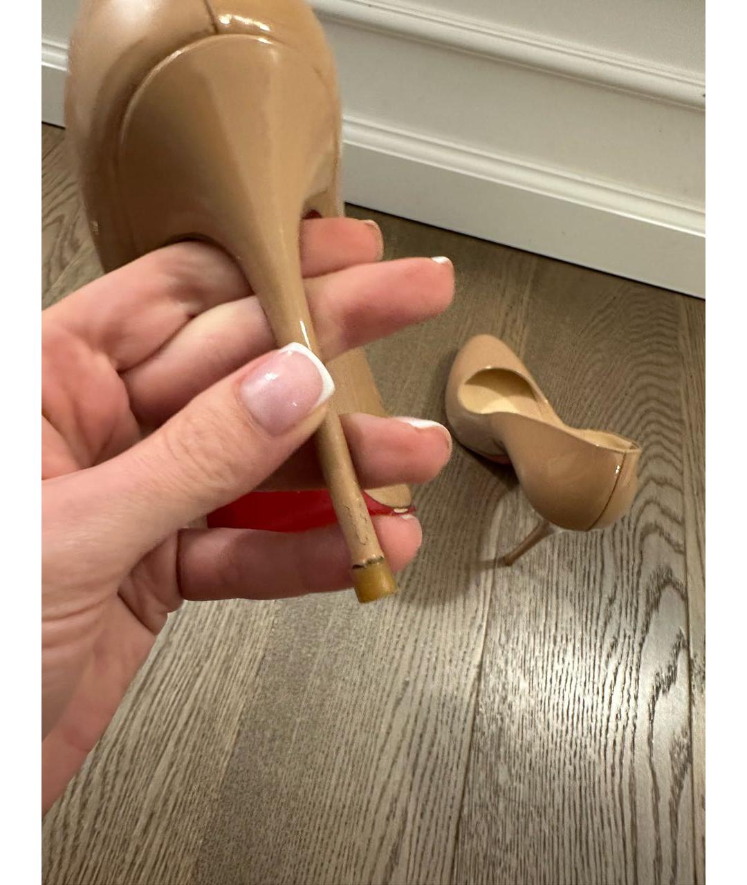 CHRISTIAN LOUBOUTIN Бежевые туфли из лакированной кожи, фото 6