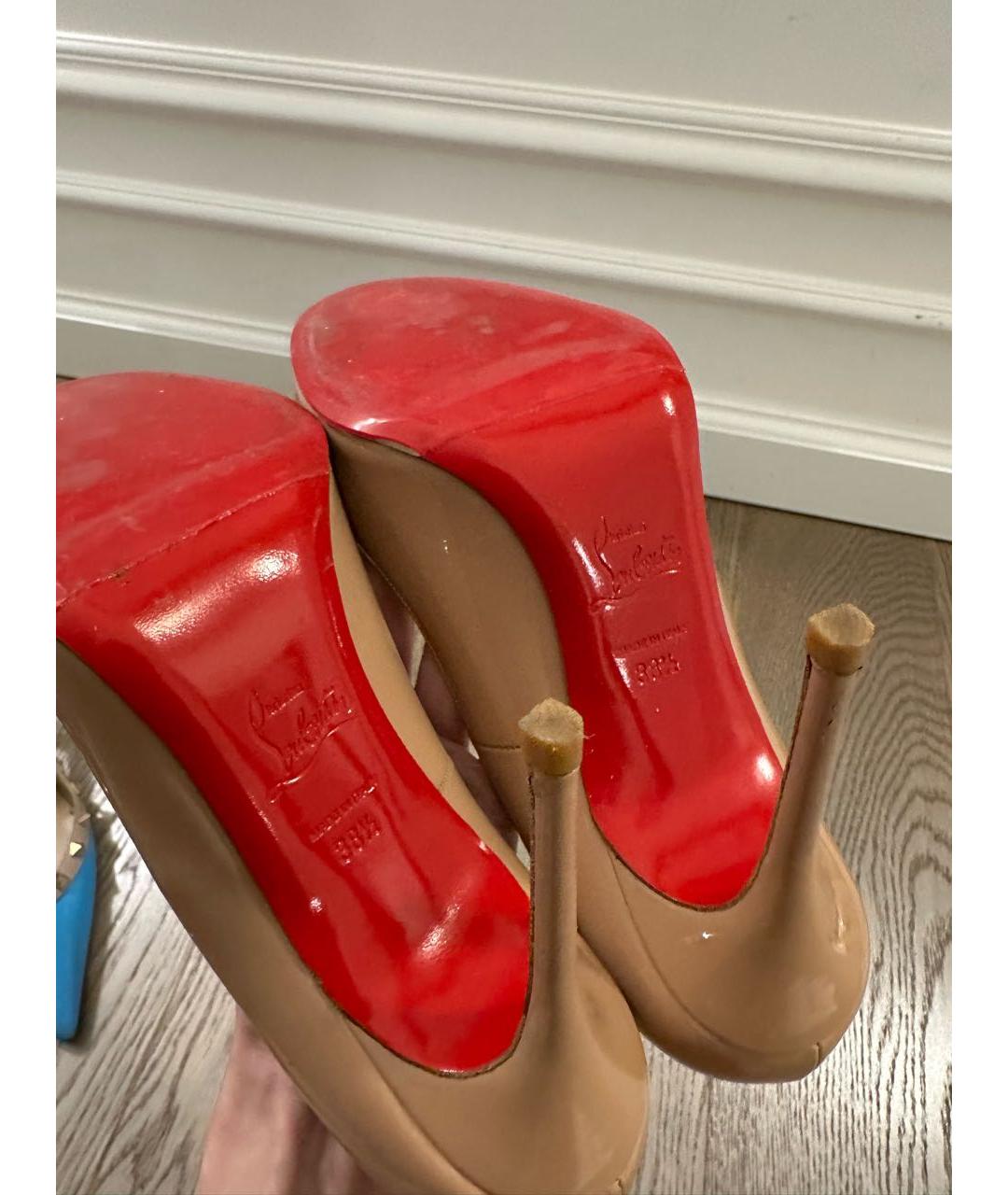 CHRISTIAN LOUBOUTIN Бежевые туфли из лакированной кожи, фото 5