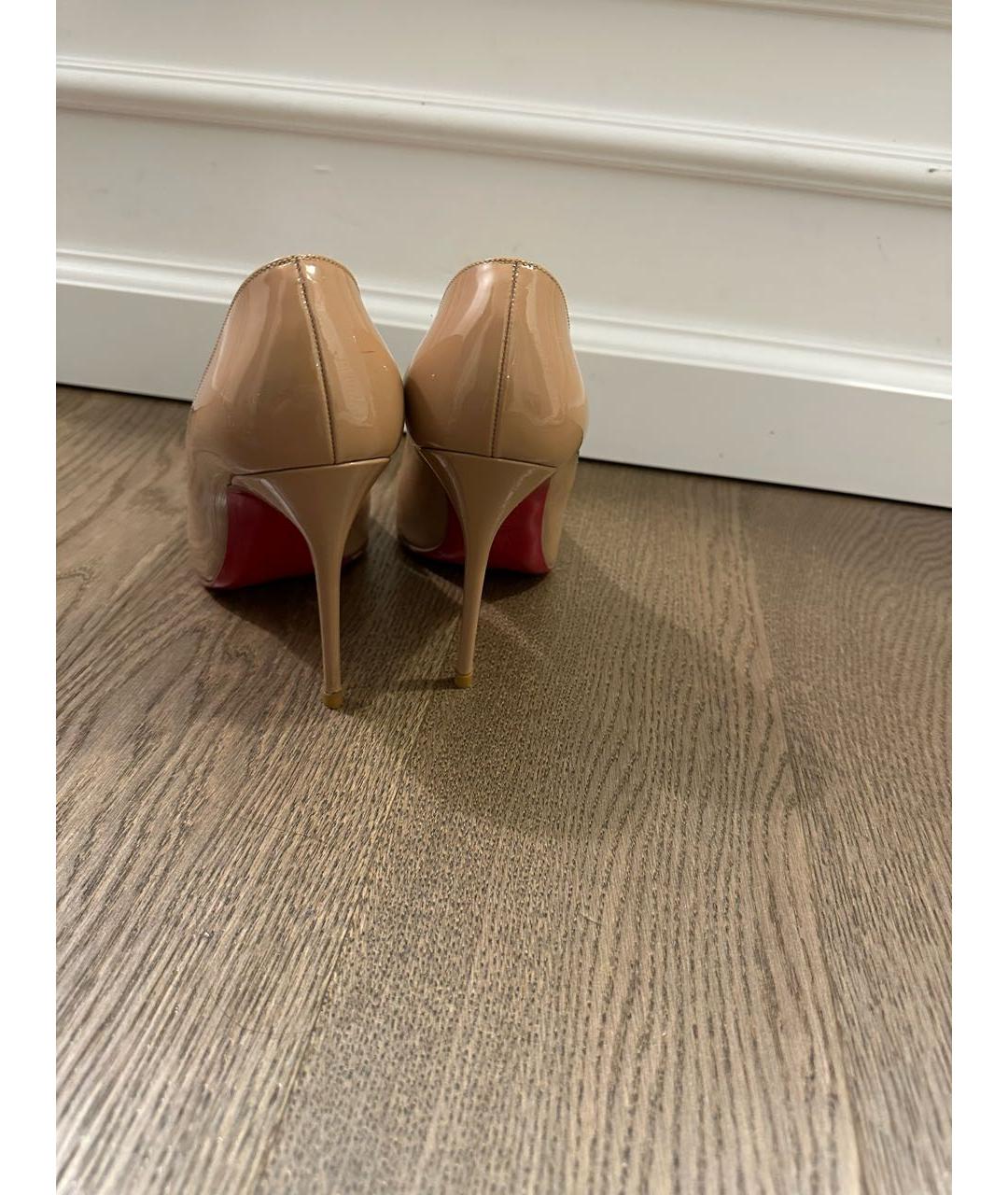 CHRISTIAN LOUBOUTIN Бежевые туфли из лакированной кожи, фото 4