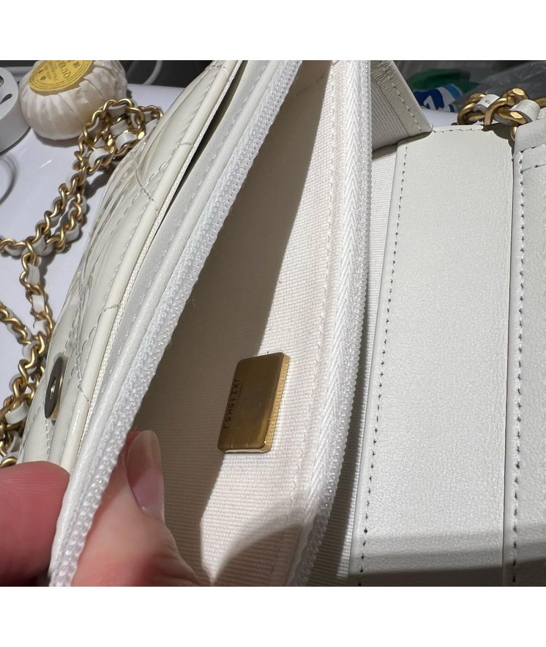 CHANEL Белая сумка через плечо из лакированной кожи, фото 3