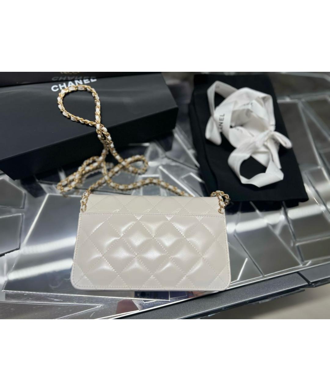 CHANEL Белая сумка через плечо из лакированной кожи, фото 8